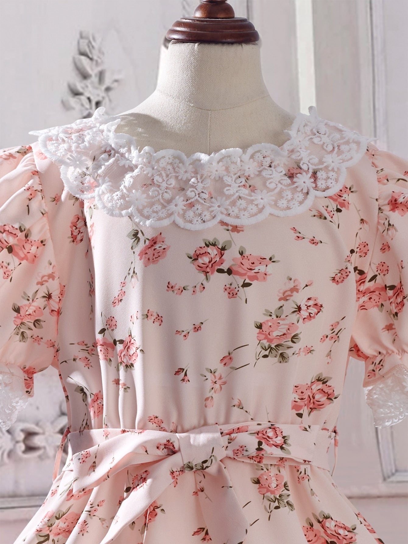 SHEIN Kids CHARMNG Girls Floral Print Contrast Lace Puff Sleeve Belted Dress