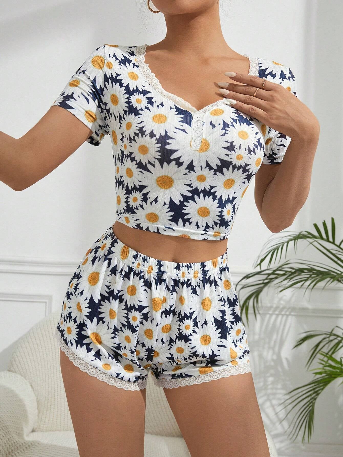 Women'S Full Print Daisy Patterned Pajama Set with Lace Trim