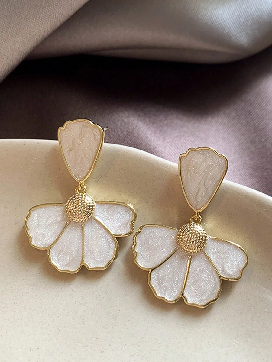 SHEIN Andkiss زوج أقراط زهرية طازجة