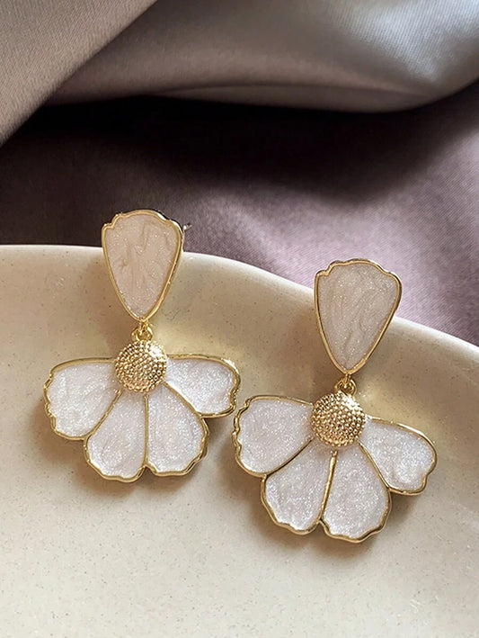 SHEIN Andkiss زوج أقراط زهرية طازجة