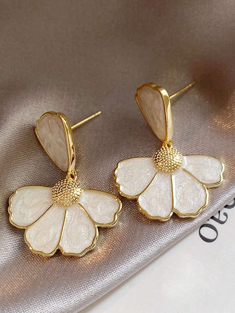 SHEIN Andkiss زوج أقراط زهرية طازجة