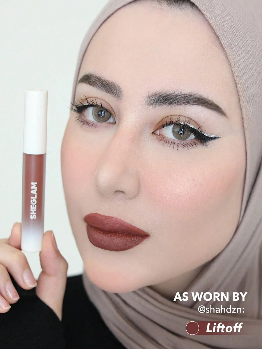 SHEGLAM أحمر شفاه سائل مات المغري - موموجو، أحمر شفاه عالي التركيز ذو ثباتية عالية، يغذي الزيت الدافئ الشفاه، يقلل من خطوط الشفاه الدقيقة، العناية بالشفاه وماكياج الشفاه