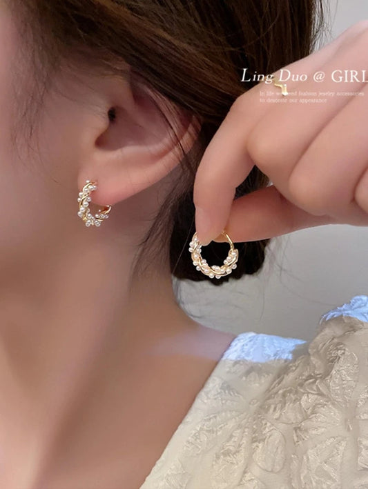 SHEIN زوج أقراط لوب نحاس فاخر مزينة بلؤلؤ صناعي