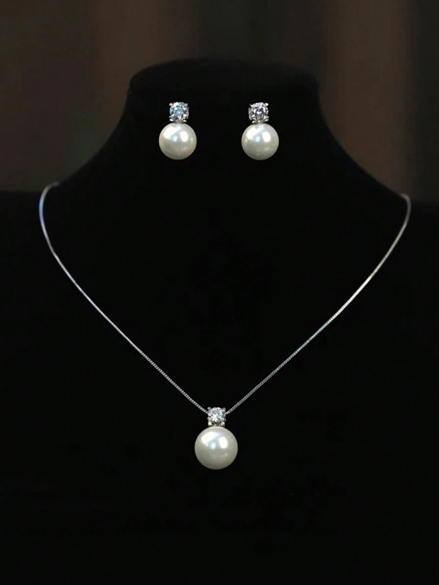 مجموعة قلادة وأقراط بسيطة وأنيقة مزيّنة باللؤلؤ الاصطناعي ب-3 قطع، مناسبة للنساء للارتداء في مناسبات مختلفة مثل الزفاف وفستان العروس وإكسسوارات الزفاف