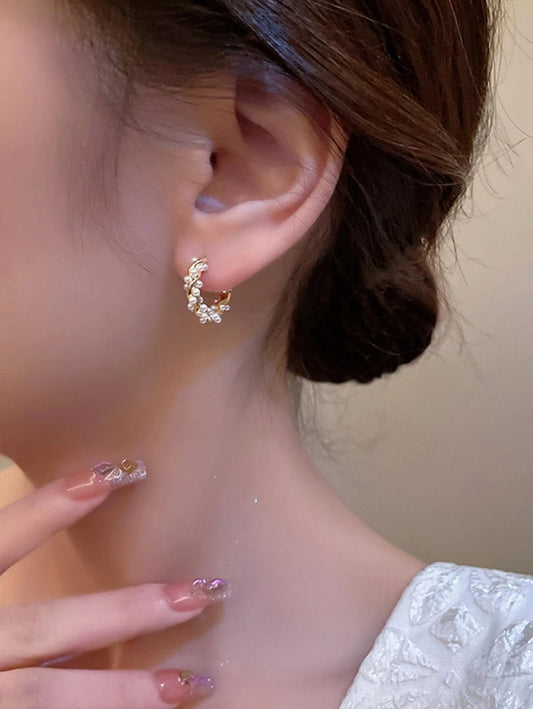 SHEIN زوج أقراط لوب نحاس فاخر مزينة بلؤلؤ صناعي