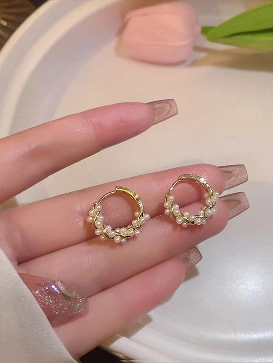 SHEIN زوج أقراط لوب نحاس فاخر مزينة بلؤلؤ صناعي