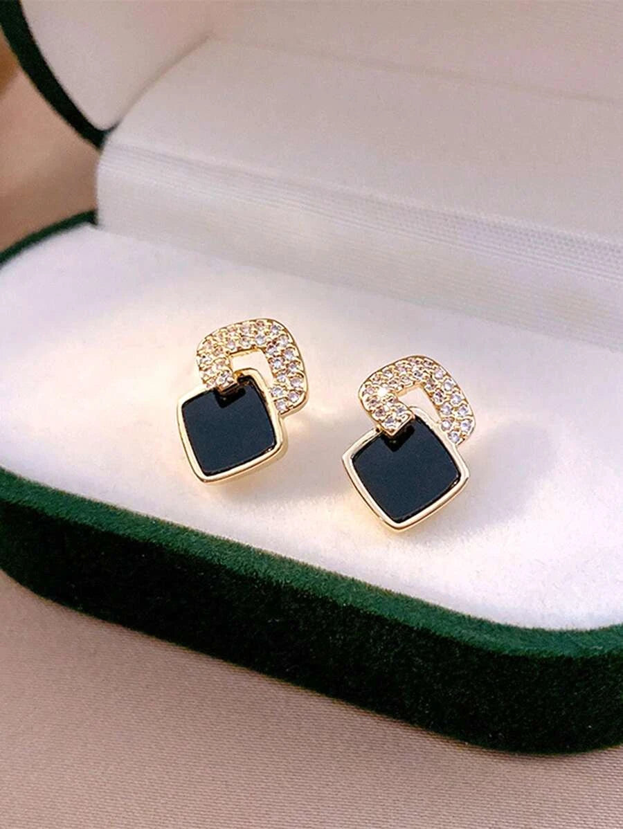 اقراط مسماري هندسي