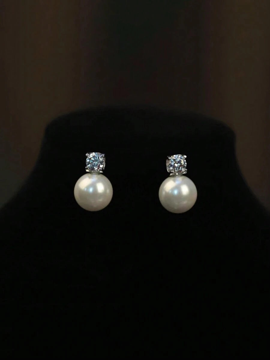 مجموعة قلادة وأقراط بسيطة وأنيقة مزيّنة باللؤلؤ الاصطناعي ب-3 قطع، مناسبة للنساء للارتداء في مناسبات مختلفة مثل الزفاف وفستان العروس وإكسسوارات الزفاف