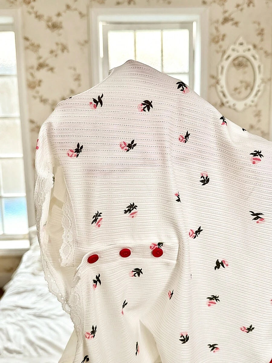 Shein CottageSlumber مجموعة ملابس علوية بأكمام قصيرة وياقة مربعة نصف زركاره مع شورت بتطريز دانتيل وطبعة زهور صغيرة