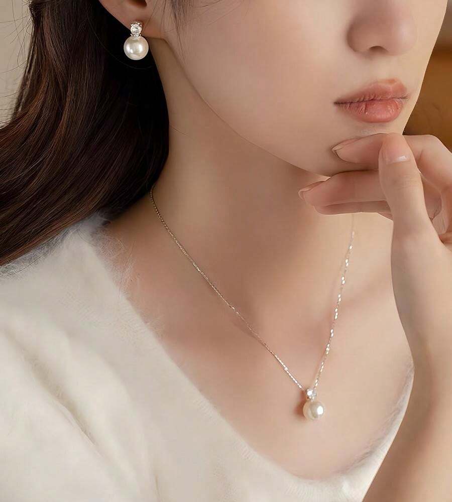 مجموعة قلادة وأقراط بسيطة وأنيقة مزيّنة باللؤلؤ الاصطناعي ب-3 قطع، مناسبة للنساء للارتداء في مناسبات مختلفة مثل الزفاف وفستان العروس وإكسسوارات الزفاف