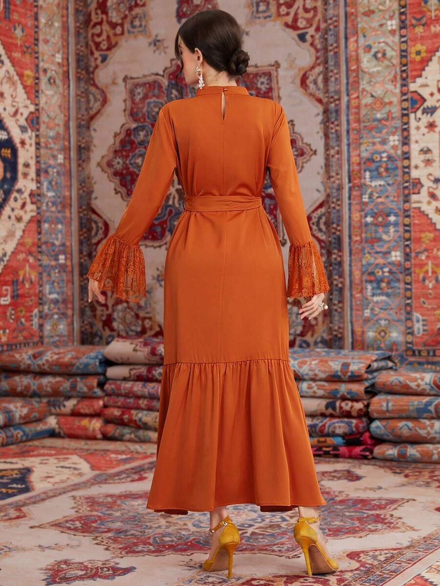 SHEIN Najma فستان نسائي بتصميمات مختلفة من الدانتيل وتفاصيل بتموجات الأطراف