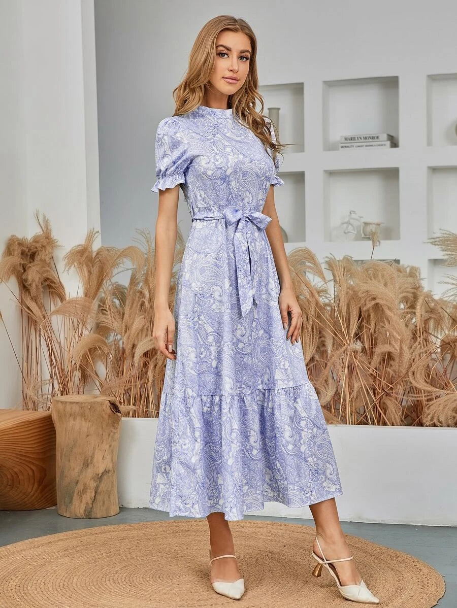 SHEIN Modely فستان بطبعة البايزلي وحزام على الخصر