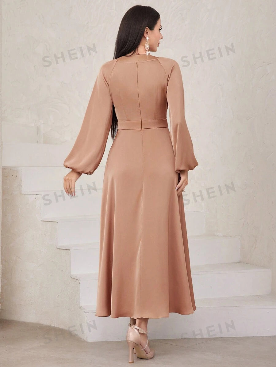 SHEIN Modely فستان مطوي بلا أكمام بلون سادة وأكمام مدببة وحمالة رقبة للنساء