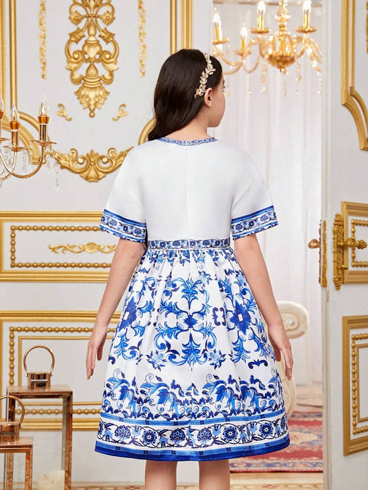 SHEIN Kids Nujoom فستان بنات قصير برقبة دائرية وأكمام قصيرة وتصميم طباعة موضعية فضفاض القياس للإطلالات العارضة