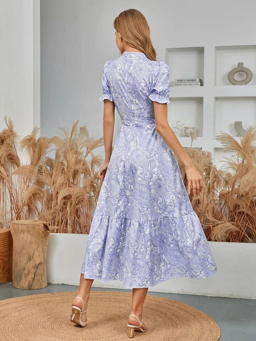 SHEIN Modely فستان بطبعة البايزلي وحزام على الخصر