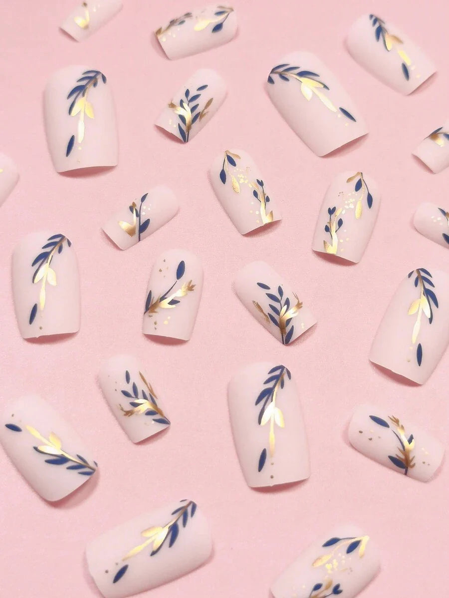 أظافر صناعية مربعة بنقشة الأوراق الزرقاء والذهبية وسنابل القمح والأغصان 24 قطعة