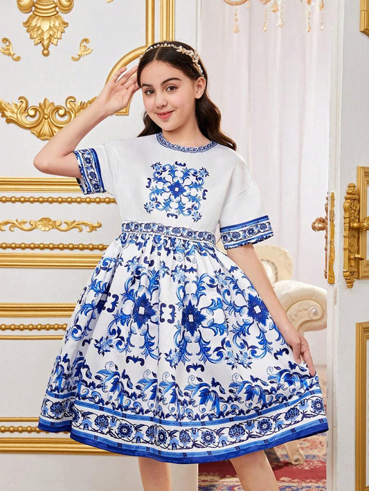 SHEIN Kids Nujoom فستان بنات قصير برقبة دائرية وأكمام قصيرة وتصميم طباعة موضعية فضفاض القياس للإطلالات العارضة