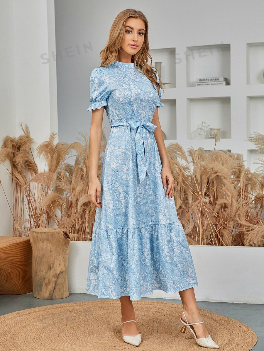 SHEIN Mulvari فستان بطبعة البيزلي وحزام على الخصر وحاشية متموجة