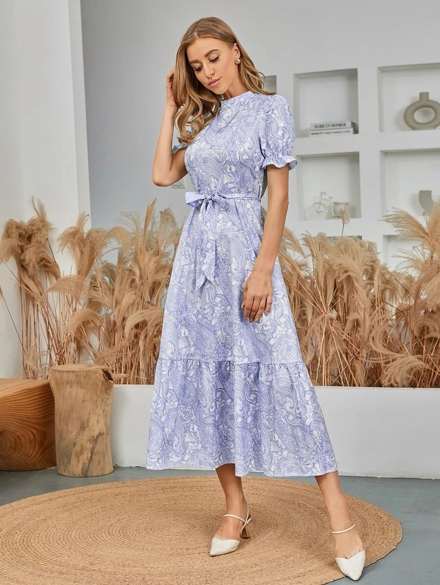 SHEIN Modely فستان بطبعة البايزلي وحزام على الخصر