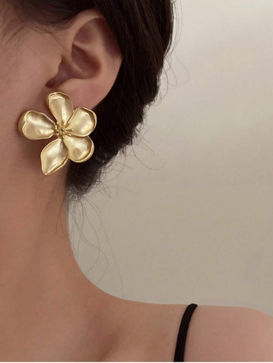 SHEIN زوج اقراط ذهبية بتصميم أزهار