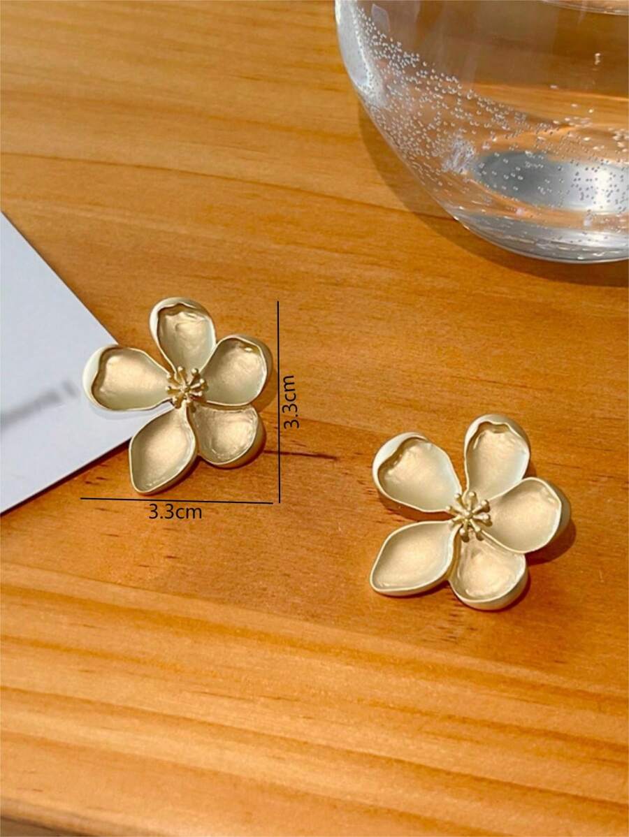 SHEIN زوج اقراط ذهبية بتصميم أزهار