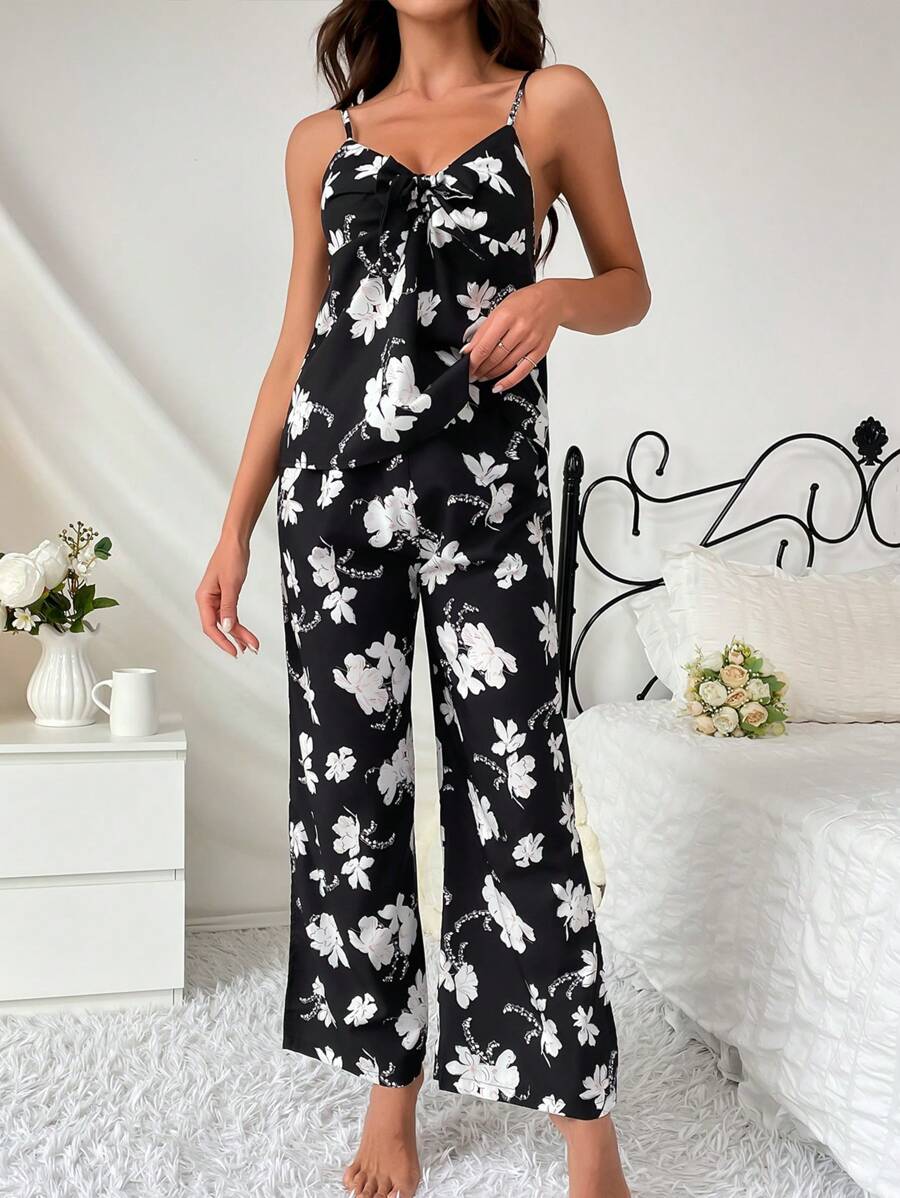 SHEIN طقم بيجامة بطبعة زهور مع عقدة أمامية وفتحة على الفخذ