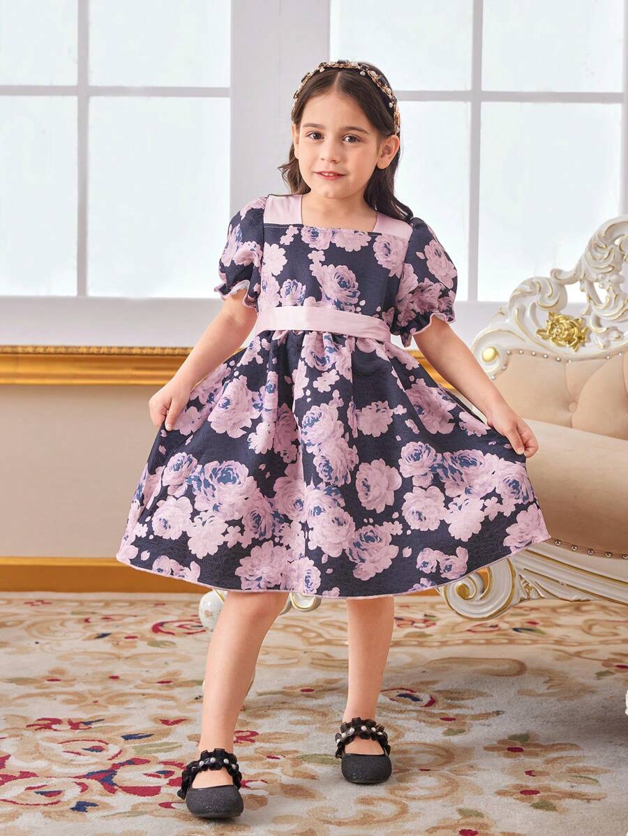 SHEIN Kids فستان بنات أنيق بنمط سيدة نبيلة مزين بالزهور، مع أكمام منفوخة وحزام، يأتي مع قبعة، صيفي