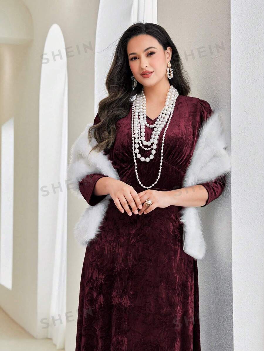 SHEIN Modely فستان أحمر عنابي فاتح بياقة على شكل V عدد 1 قطعة مقاس كبير من القطيفة