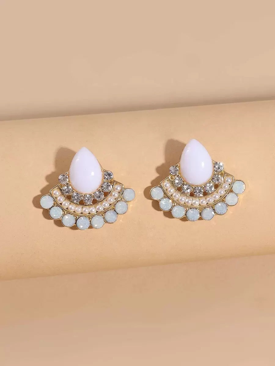 SHEIN زوج أقراط مزينة باللؤلؤ الصناعي