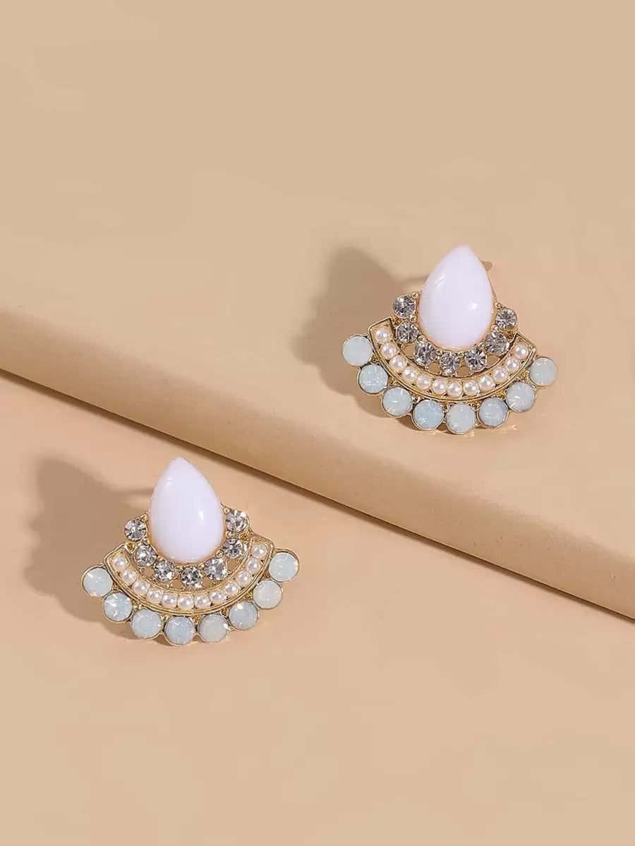 SHEIN زوج أقراط مزينة باللؤلؤ الصناعي