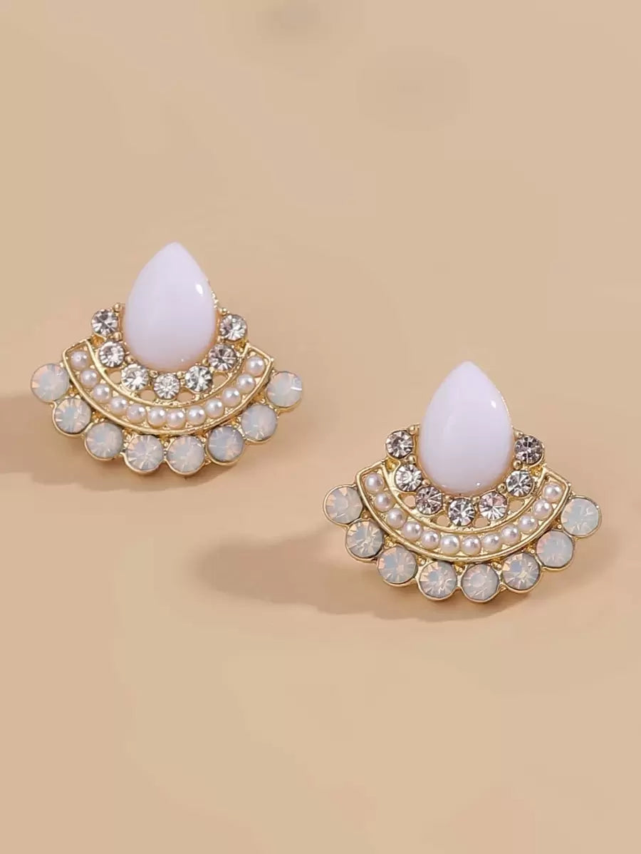 SHEIN زوج أقراط مزينة باللؤلؤ الصناعي