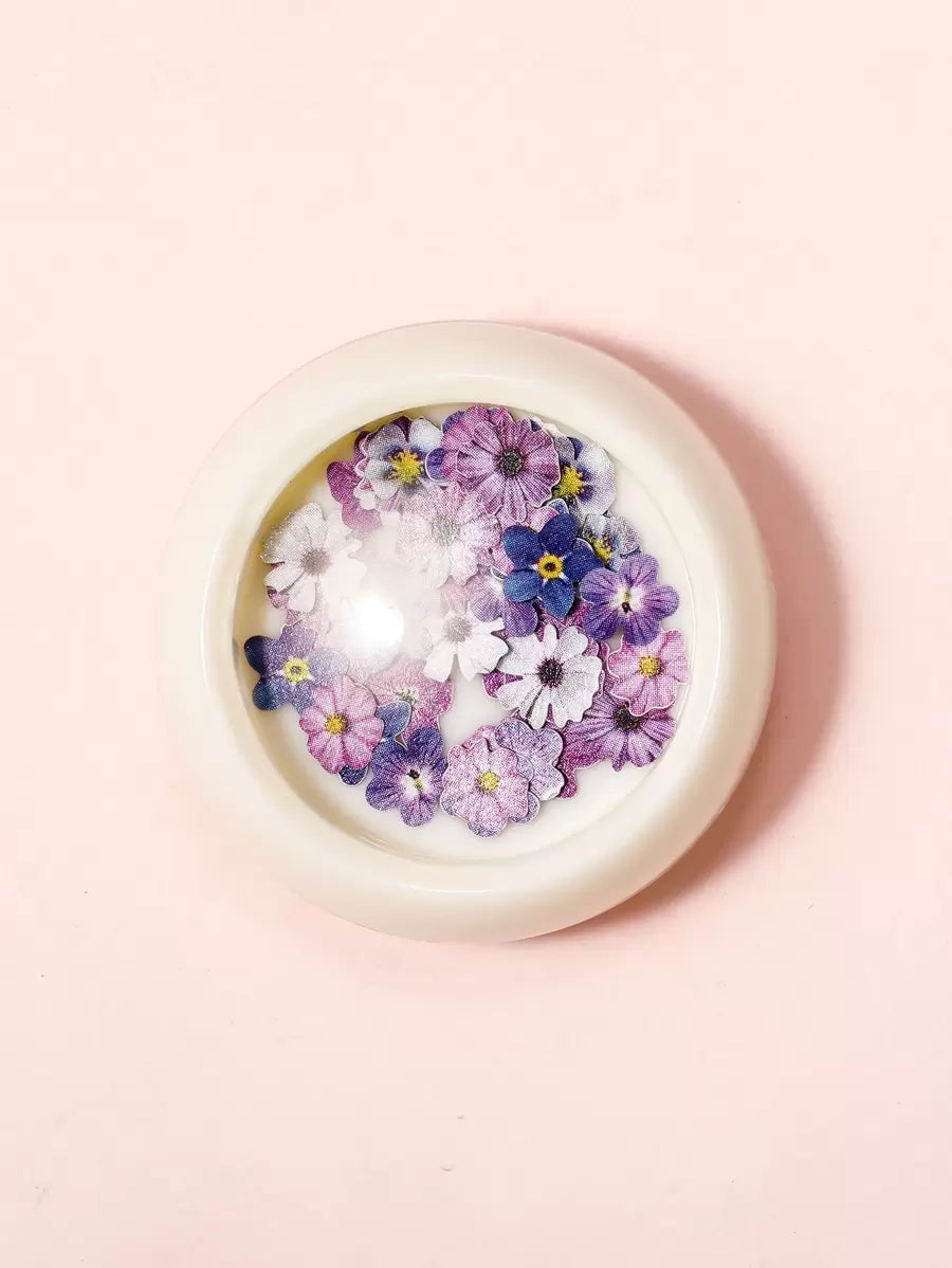 SHEIN علبة زخارف أظافر على شكل زهرة