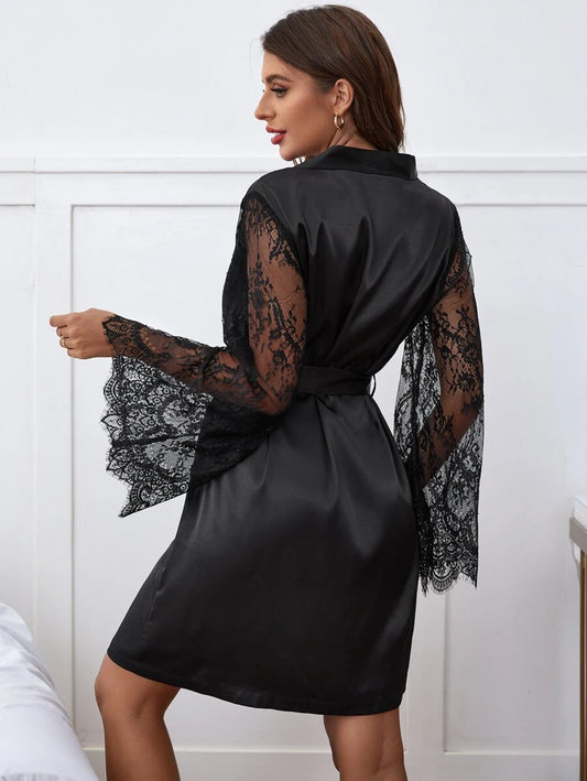 SHEIN LuxeNights رداء ساتان مزين بالدانتيل بتصميم متباين