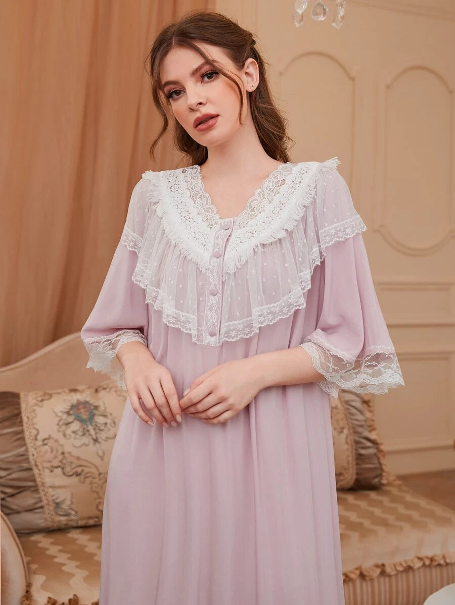 SHEIN PalaceNights فستان نوم طويل من الدانتيل بأزرار أمامية وكشكشة في الذيل