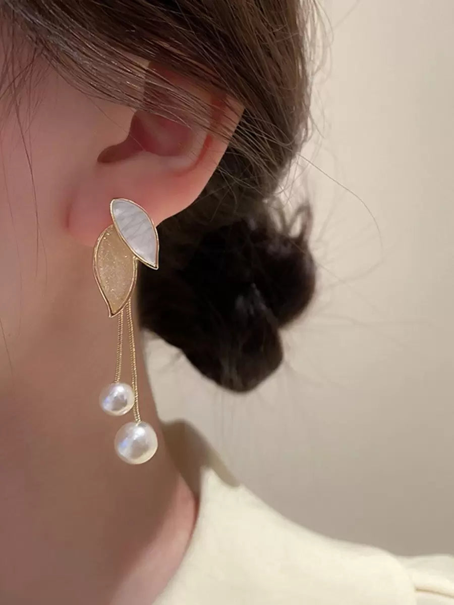 SHEIN زوج أقراط مزينة باللؤلؤ الصناعي