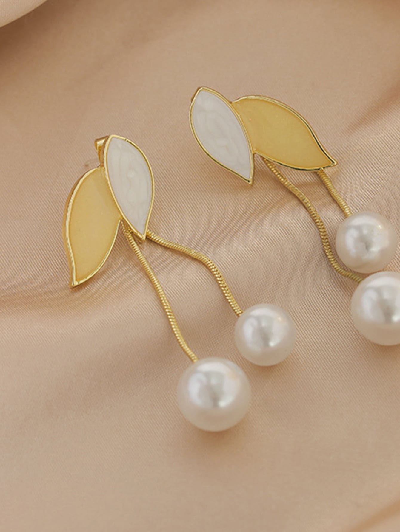 SHEIN زوج أقراط مزينة باللؤلؤ الصناعي
