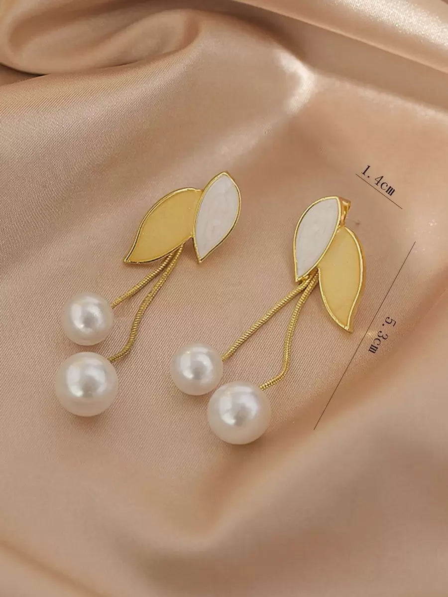 SHEIN زوج أقراط مزينة باللؤلؤ الصناعي