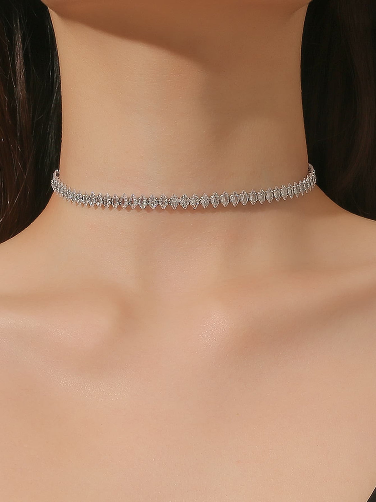 SHEIN قلادة أنيقة مستوحاة من شكل عين الحصان