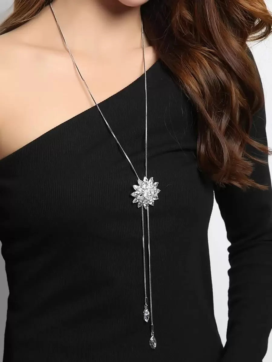 SHEIN سلسلة طويلة بقلادة ندفة الثلج من الكريستال