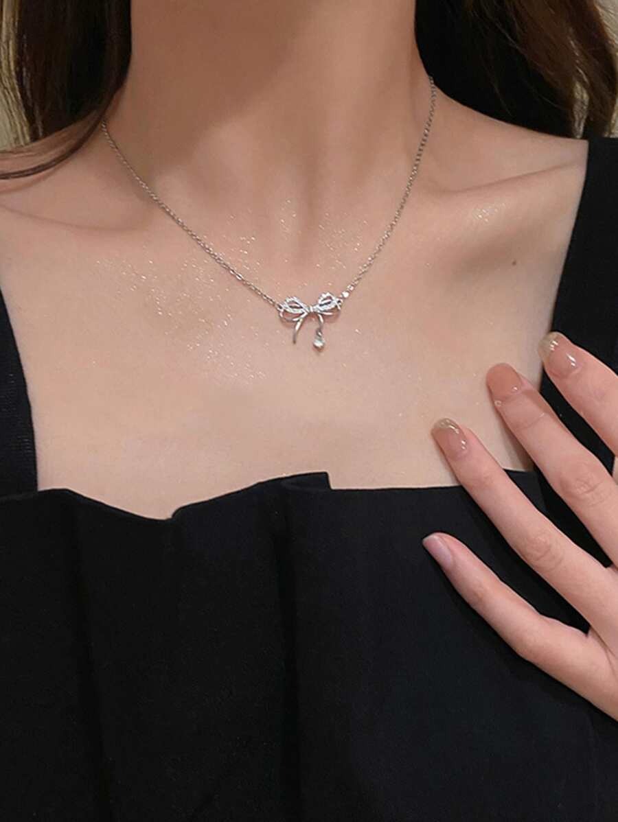 SHEIN قلادة بتصميم أنيق على شكل فراشة