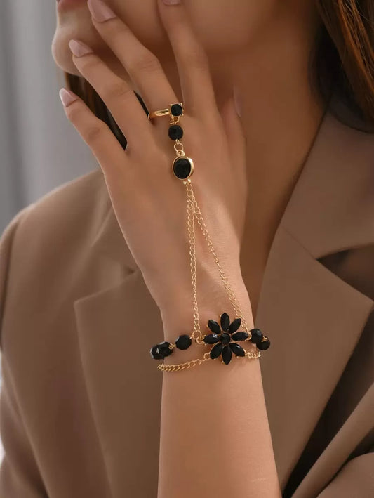 SHEIN أساور سوداء مزينة بالزهور