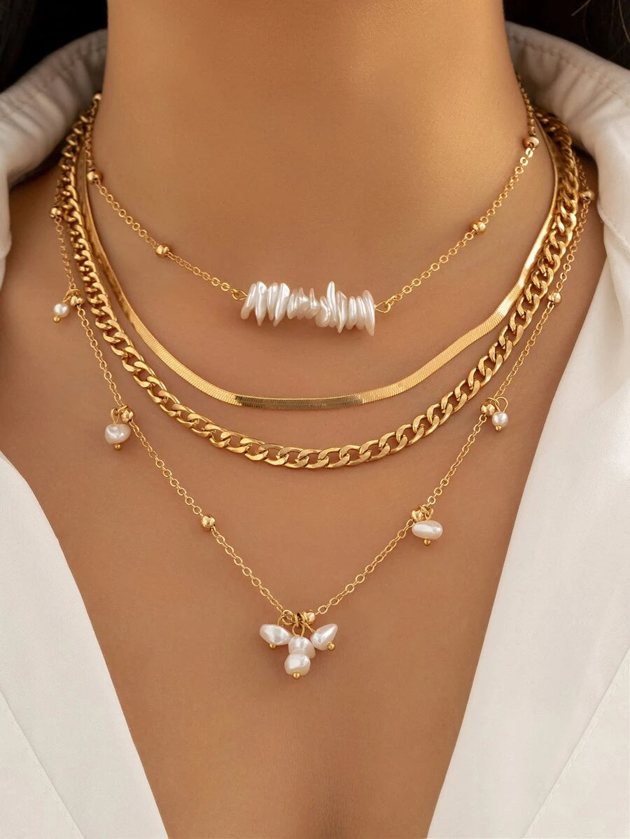 SHEIN قلادة مزينة بأربع لآلئ صناعية