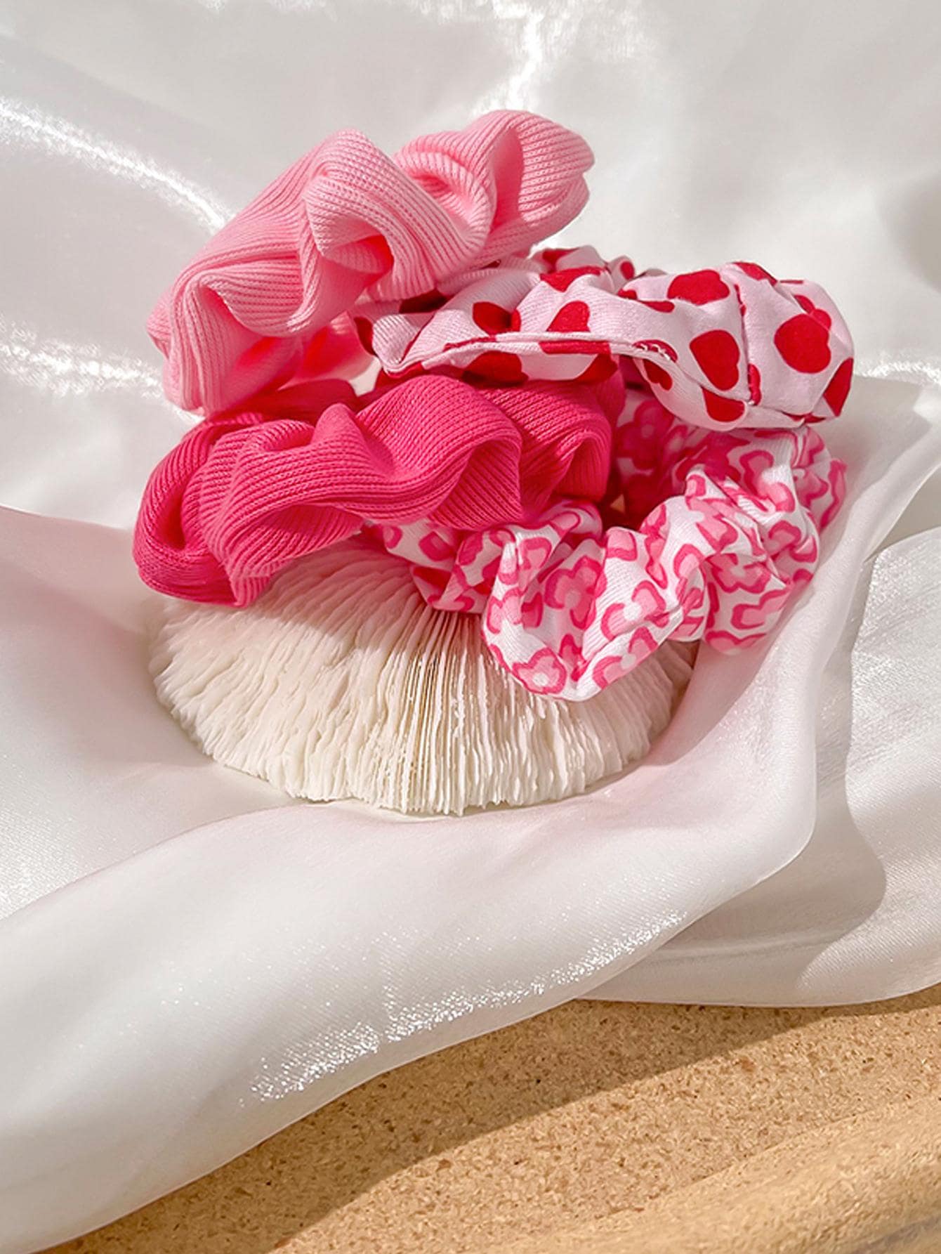 SHEIN أربطة شعر وردية بشكل قلب محبوك 4 قطع