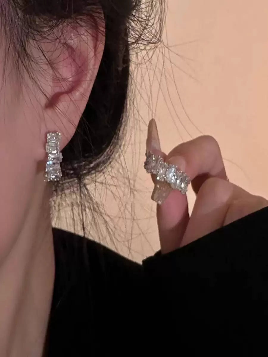 SHEIN زوج أقراط برشام الزركونيا العصرية