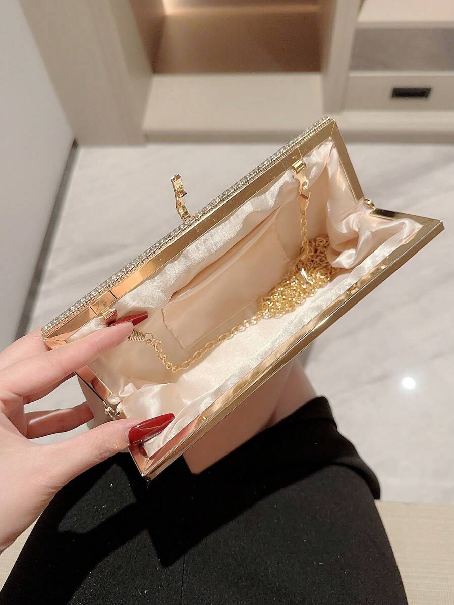 SHEIN حقيبة سهرة مخملية بيضاء مزينة بإغلاق هوك وراين