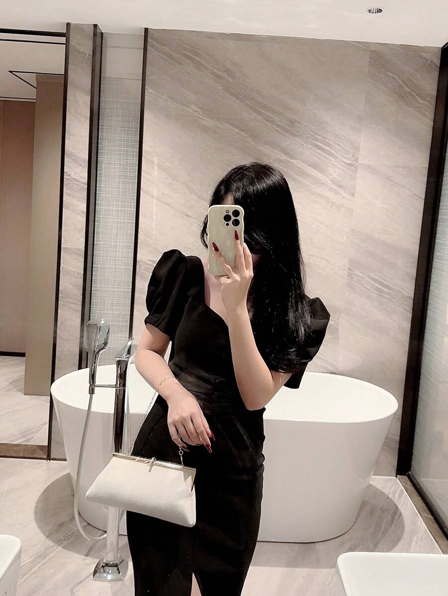 SHEIN حقيبة سهرة مخملية بيضاء مزينة بإغلاق هوك وراين