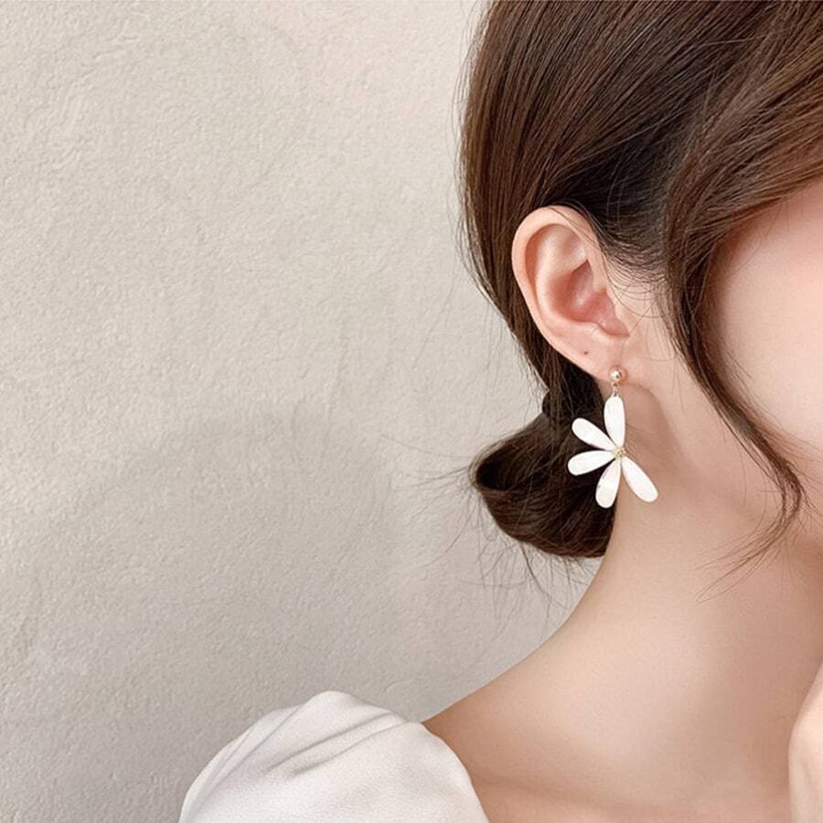 SHEIN زوج أقراط مزخرفة بزهرة غير متماثلة مع شرابات ولؤلؤ صناعي