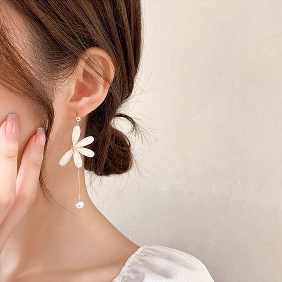 SHEIN زوج أقراط مزخرفة بزهرة غير متماثلة مع شرابات ولؤلؤ صناعي