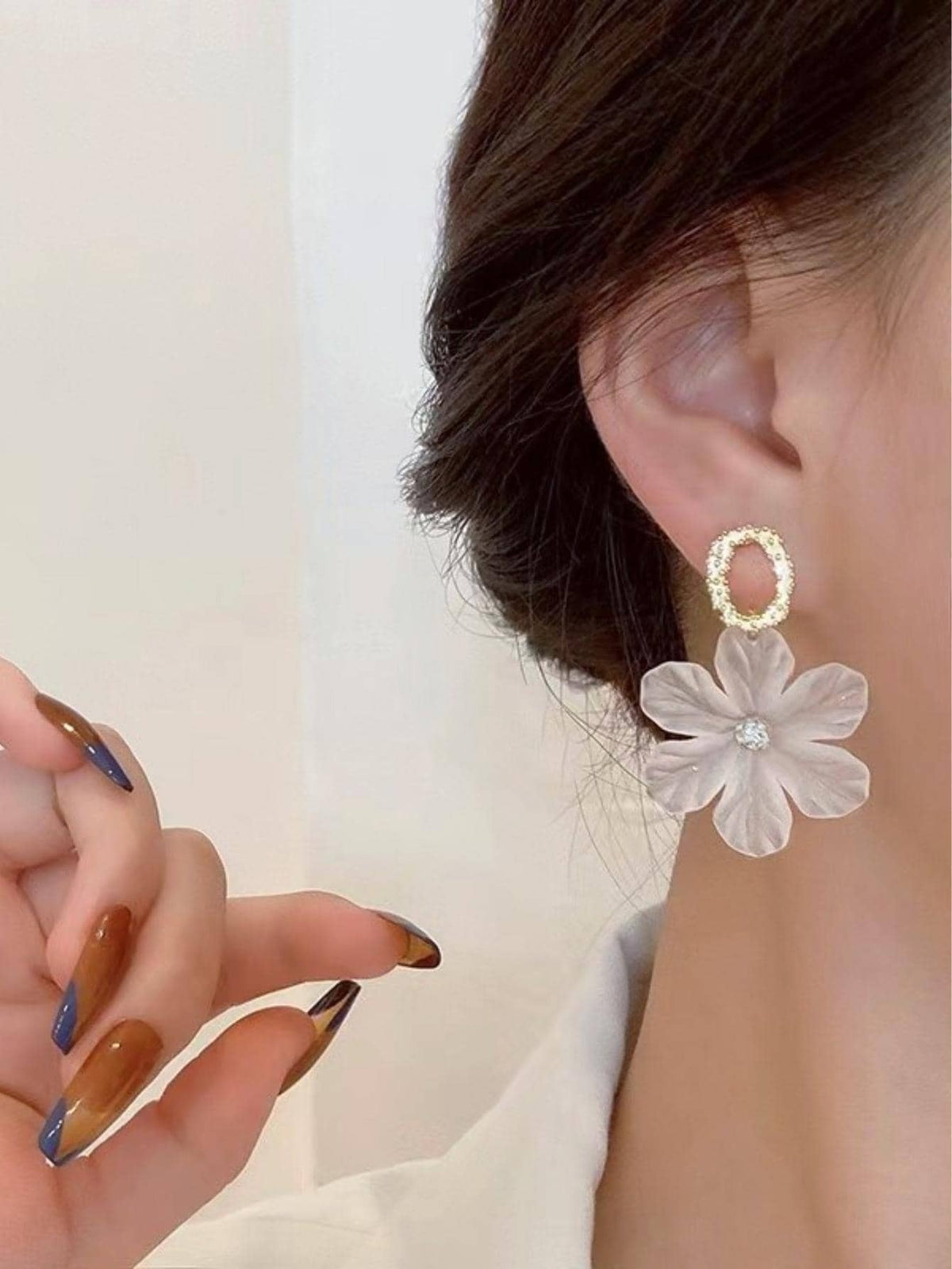 SHEIN زوج أقراط زهور راتينجية أنيقة