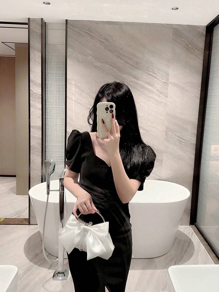 SHEIN حقيبة دلو صغيرة بيضاء مزينة بالراين ستون وخرز